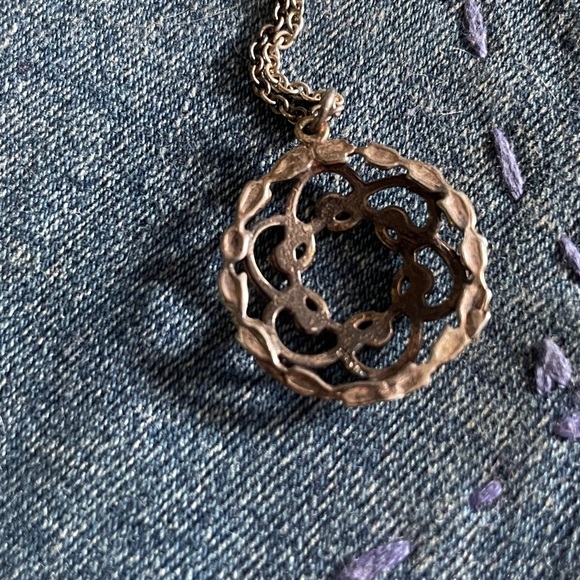 Elegant Silver Pendant Necklace - Picture 3 of 6